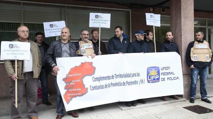 Los policías concentrados con pancartas, ayer, en Redondela. // A. Irago