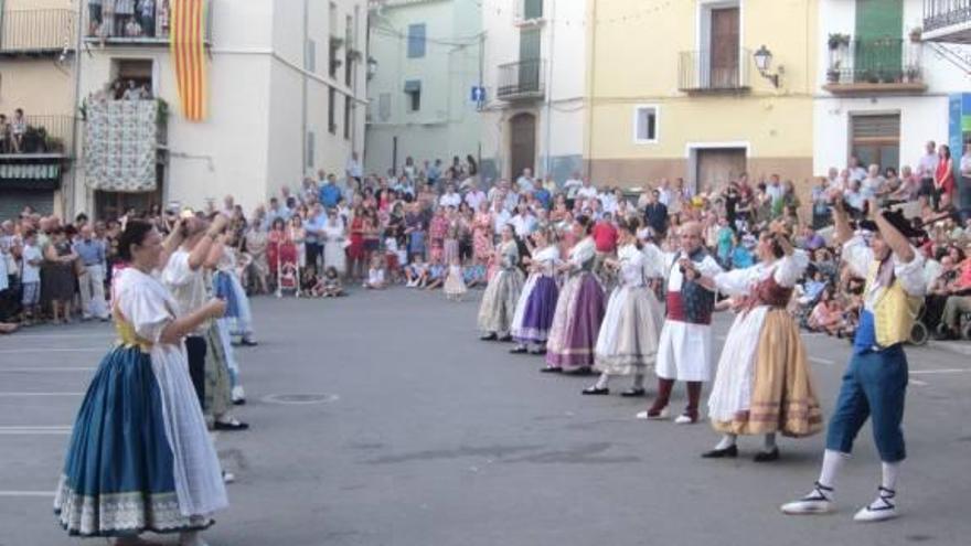 El Ball Pla reúne al pueblo cada noche - Levante-EMV