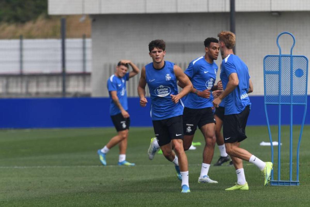 El Deportivo regresa al trabajo en Abegondo: primeras imágenes sobre el césped con los nuevos fichajes