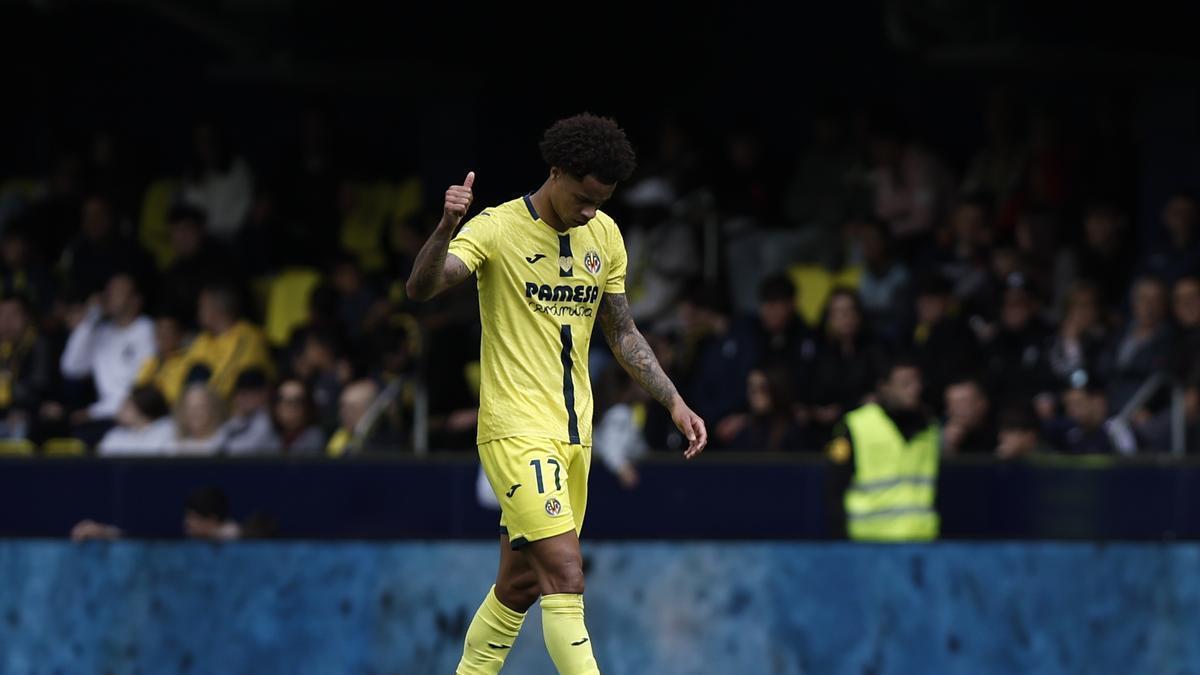 Tajon Buchanan celebra el primer gol del Villarreal ante el Elche.
