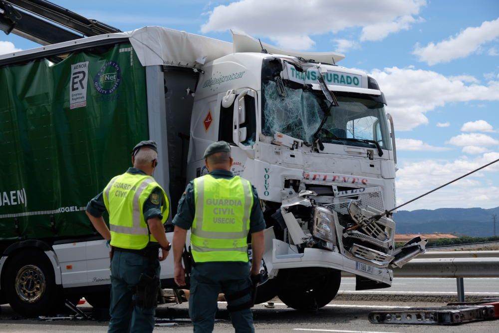 La colisión entre dos camiones corta la autovía a la altura de Villena