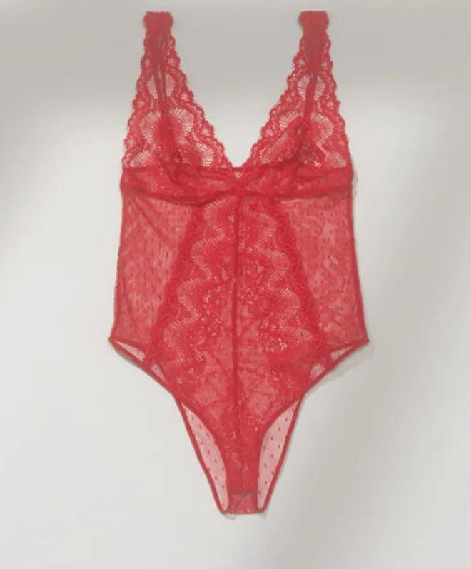 Body de encaje rojo de Zara (Precio: 25,95 euros)