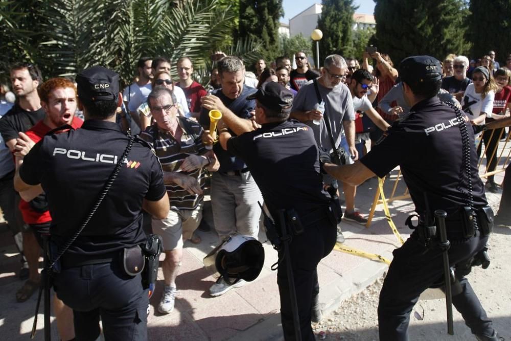 Dos vecinos y un policía heridos durante las prote