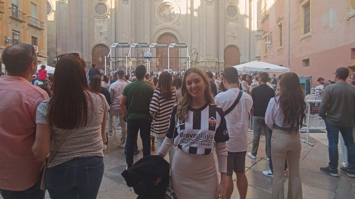 Marina López, con la camiseta del CD Castellón, junto a la catedral de Granada, el pasado fin de semana.