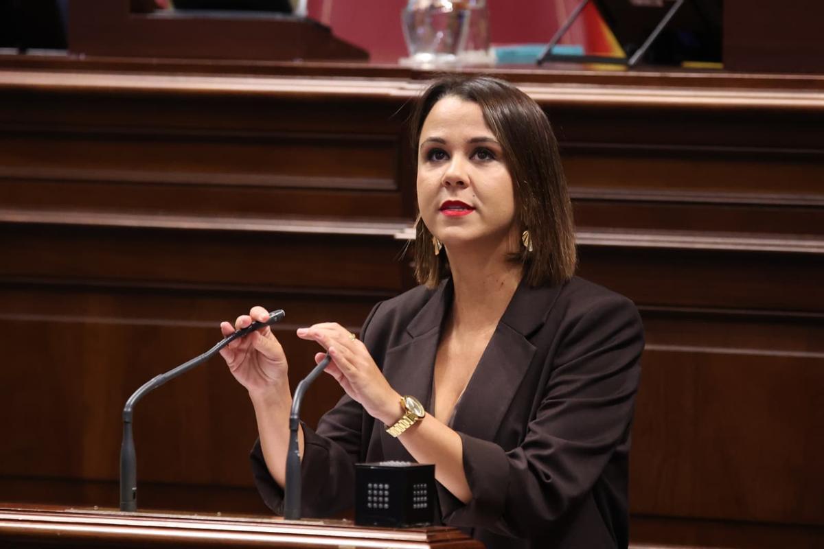 Jennifer Curbelo, diputada del PP, en latribuna de oradores del Parlamento.