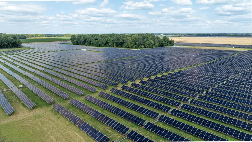 Los precios de los grandes contratos de luz siguen cayendo en España y marcan mínimos históricos en plena convulsión por la guerra