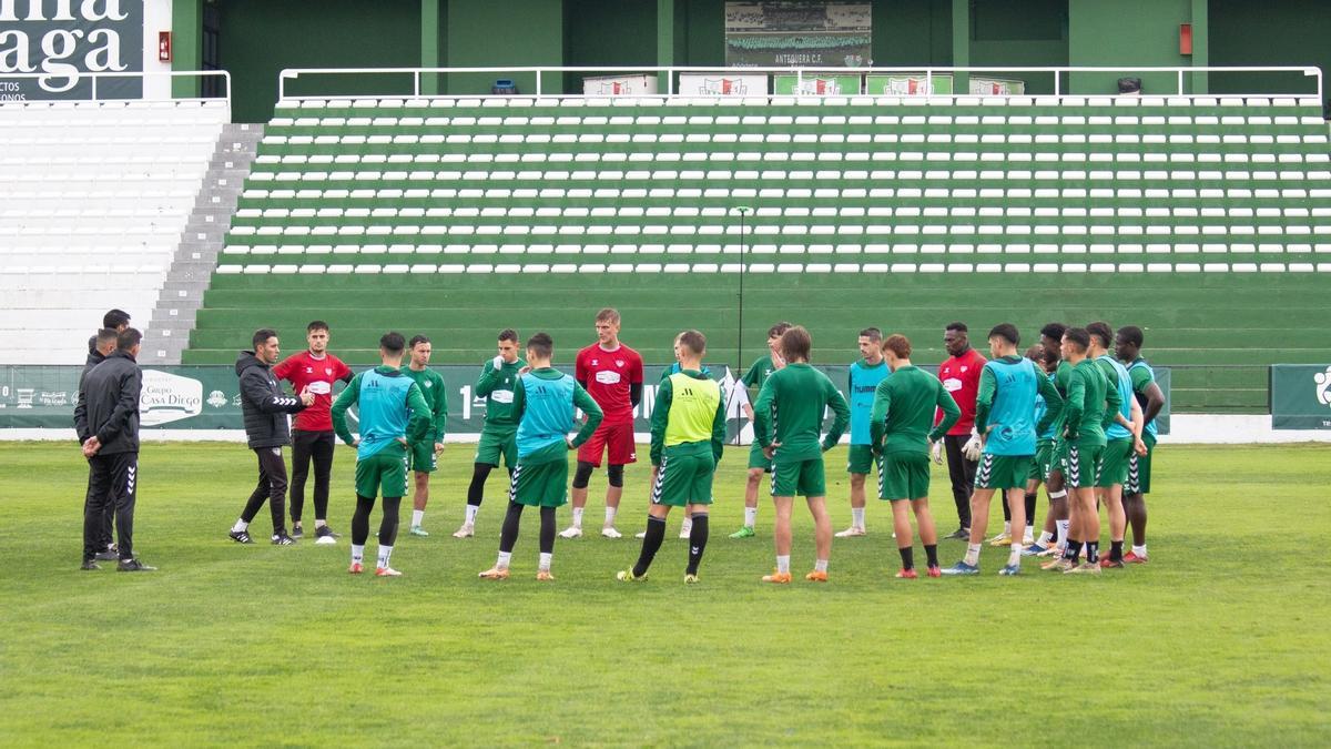 Imagen del entrenamiento del Antequera antes de viajar a Ibiza.