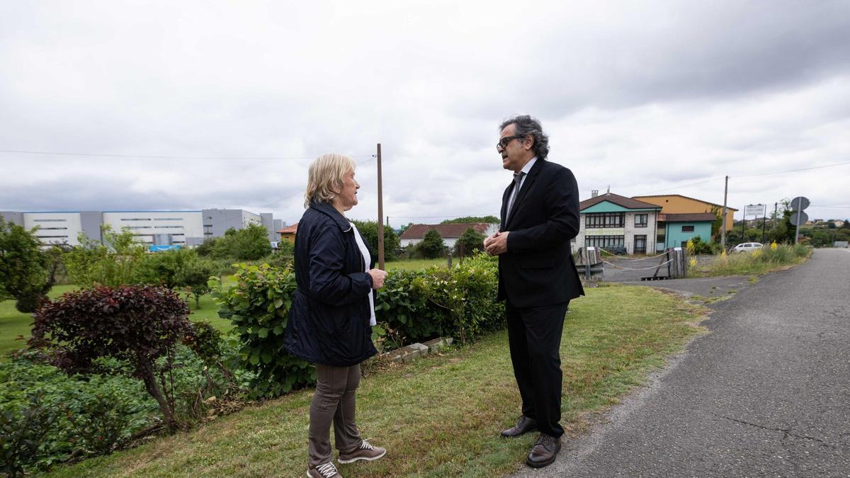Berros, conversando con una vecina, en la zona de Bobes.