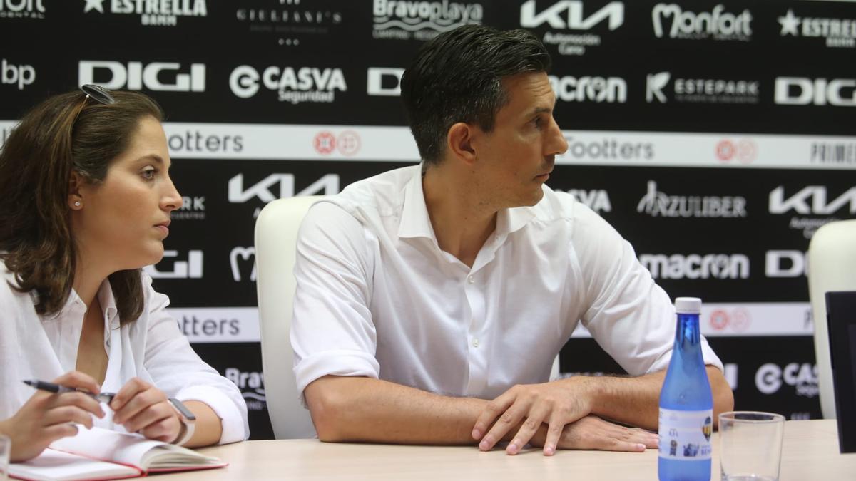 Haralabos Voulgaris, nuevo propietario del club albinegro junto a la traductora.