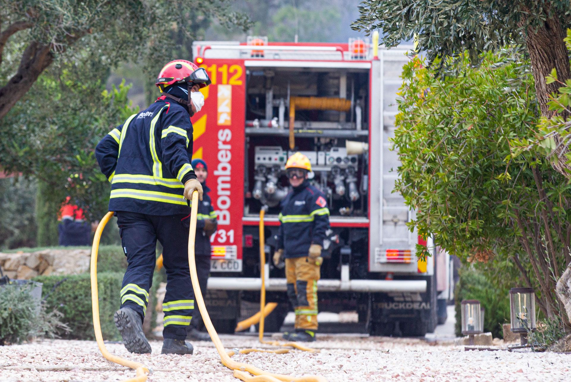 Decenas de vecinos desalojados por el incendio de Aigües