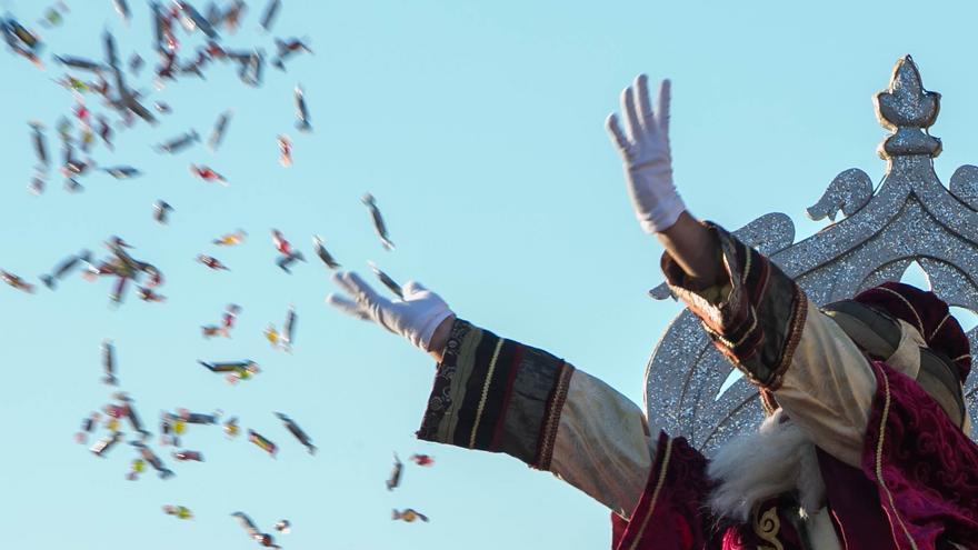 Mascarilla y menos aforo: las cabalgatas de Reyes vuelven a las calles