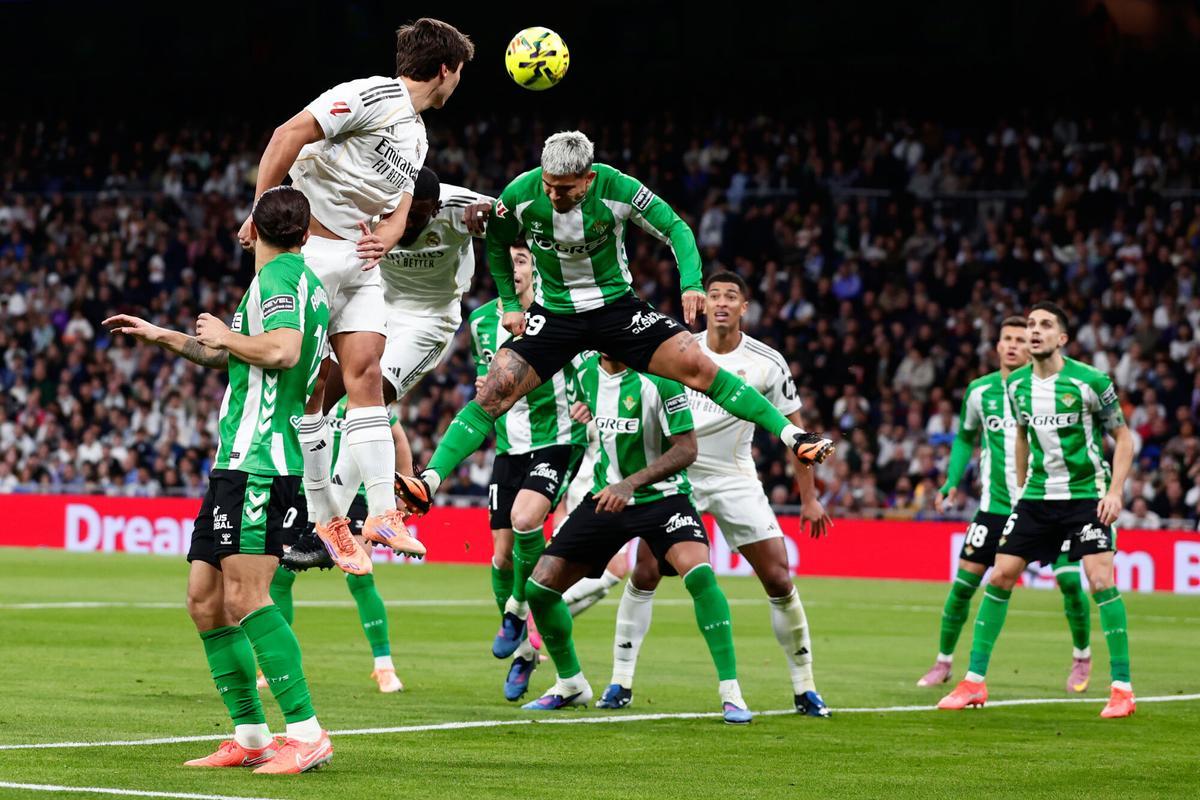 Cucho Hernández y Gonzalo García pelean por un balón aéreo durante el Real Madrid-Real Betis Balompié en el Santiago Bernabéu de LaLiga EA Sports.