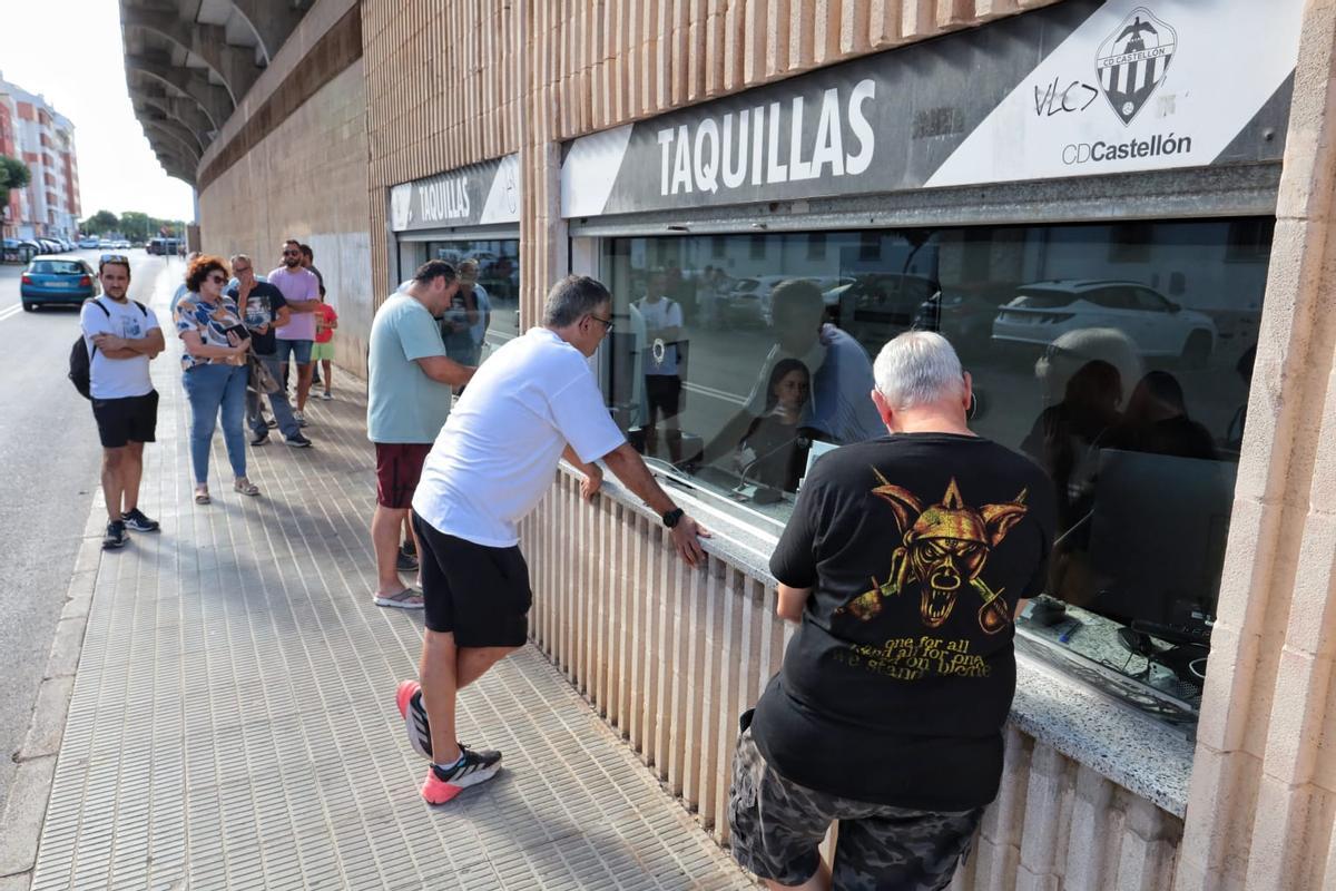 Retirada de los abonos físicos del CD Castellón.