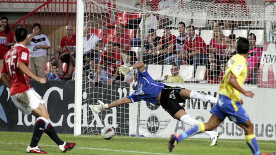 Jonathan Viera anota su primer gol en el Nou Estadi el domingo. i ACFI