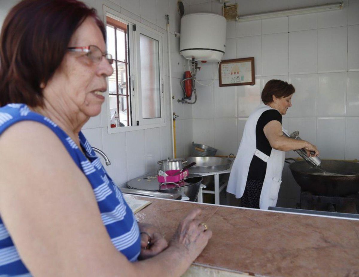 Ana ha pasado de abrir su churrería solo los fines de semana a hacerlo todos los días. | A.J. GONZÁLEZ