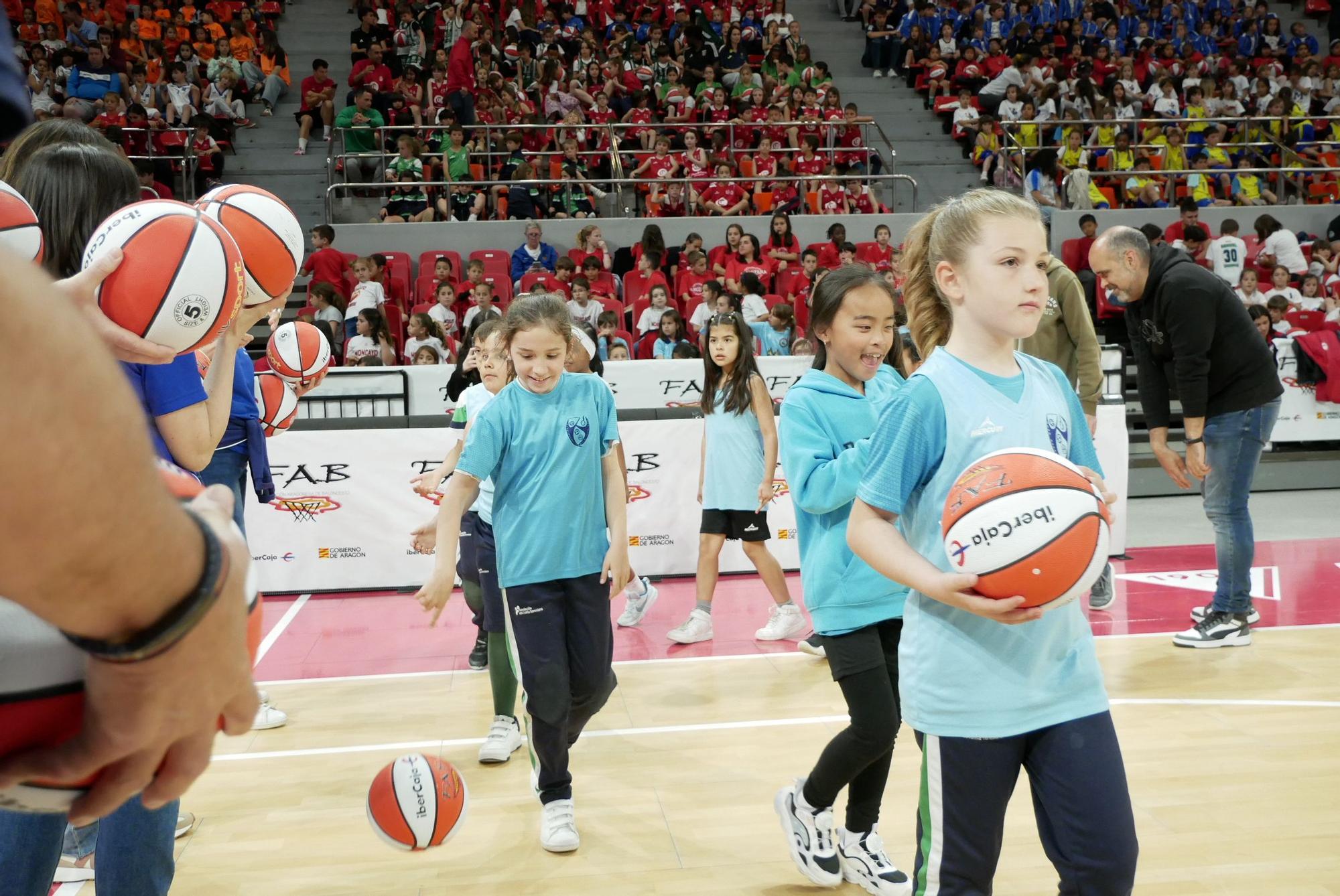 EN IMÁGENES | Reparto de balones de "Liga de Escuelas Ibercaja" en el Príncipe Felipe