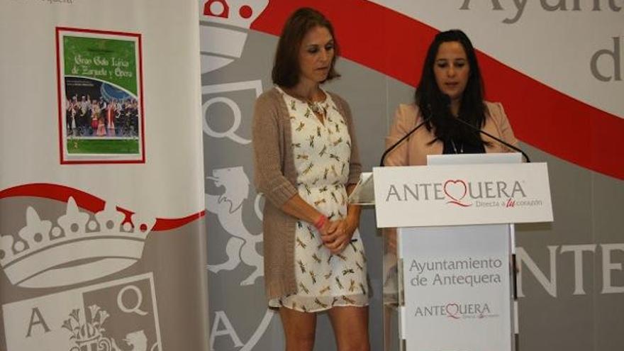 La teniente de alcalde delegada de Cultura, Ferias y Patrimonio Histórico, Ana Cebrián, y la responsable de marketing de la Compañía Lírica de Andalucía, Tania Classen.