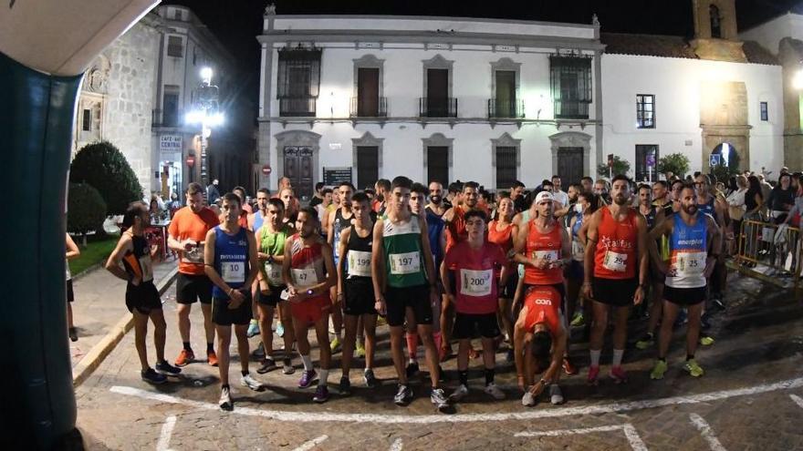 Los atletas, antes de iniciar la carrera reina.