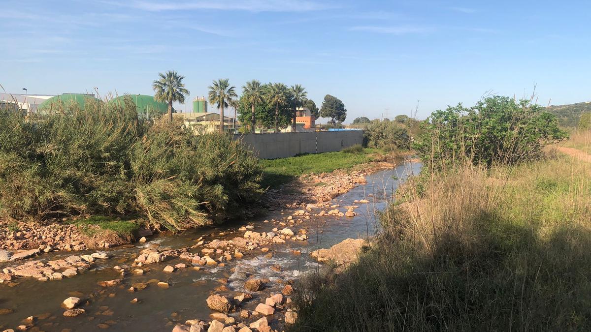 El puente permitirá unir los polígonos Mezquita y Belcaire para salvar la división orográfica del río Belcaire.