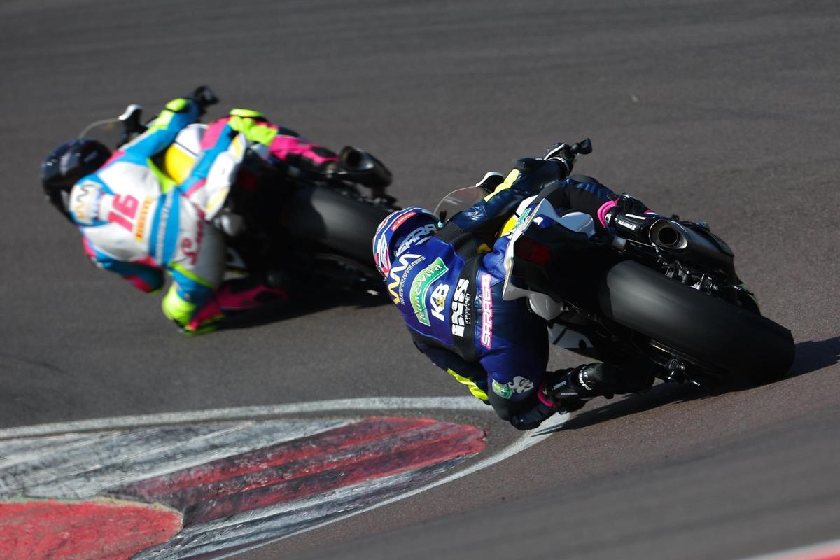 Sara Sánchez persigue a Lucy Michael en los tests de Cremona del WorldWCR.