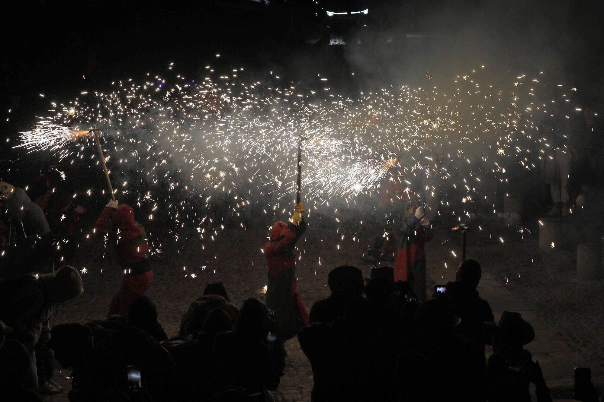 Girona. Plaça Sant Domenec. Correfoc infantil amb els Trons de l'Onyar. Fires.