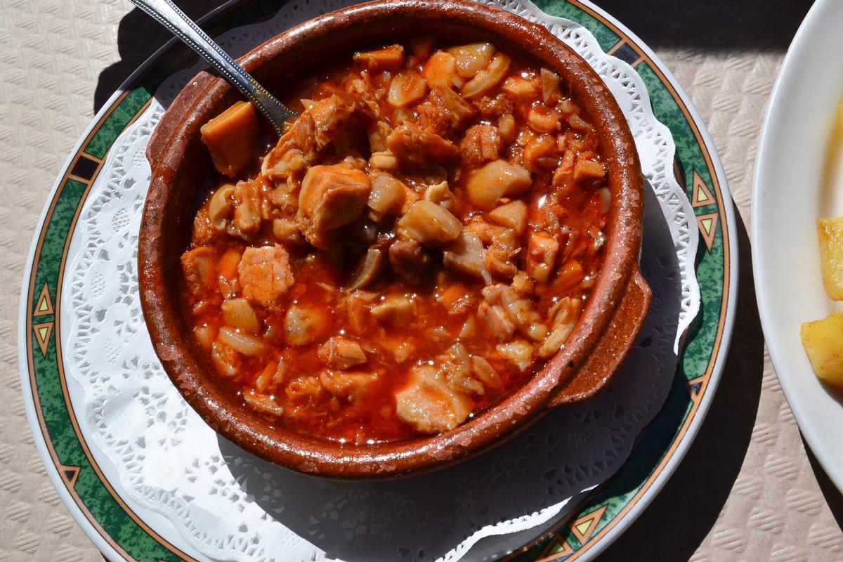 Callos, uno de los platos señeros del local, que se acompañan de patatas fritas.