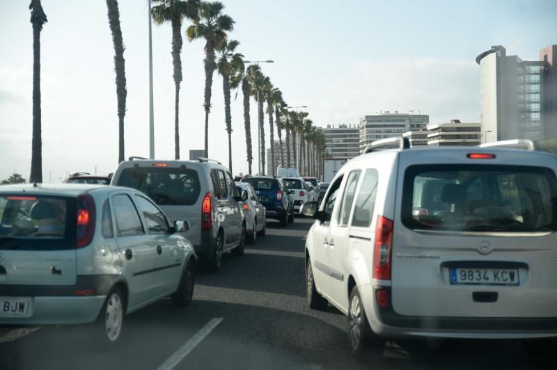 Las Palmas de Gran Canaria. RETENCIONES AVENIDA MARITIMA.  | 22/04/2019 | Fotógrafo: José Carlos Guerra