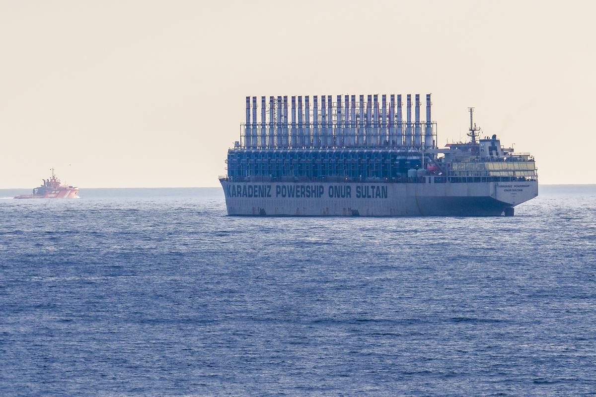 La central eléctrica flotante 'Karadeniz' a su paso por la isla de Gran Canaria.