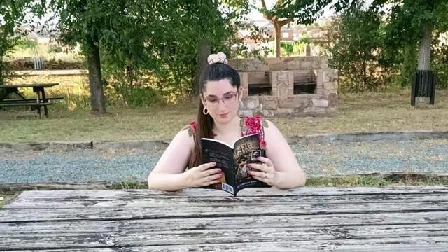 Paqui Matellán lee su primer libro en una de las mesas del merendero de Faramontanos de Tábara. | CEDIDA