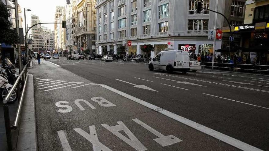 Vista del tráfico de la Gran Vía en Madrid, ayer. // Efe