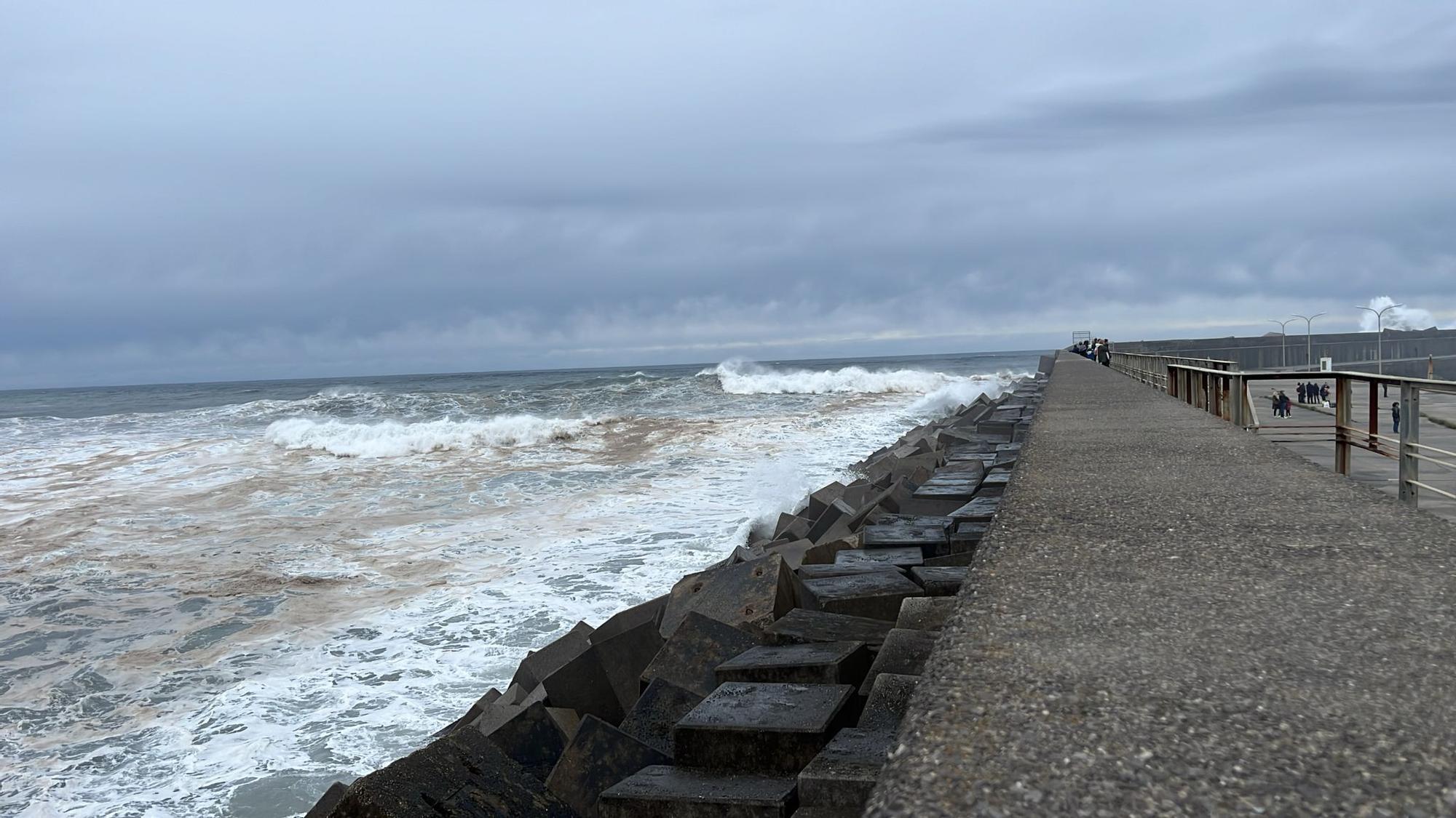 Las labores de rescate del hombre que cayó al mar en San Esteban