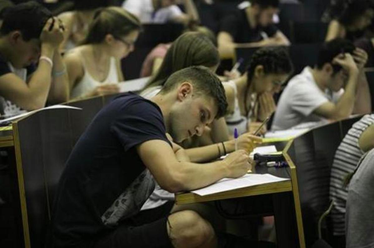 Estudiantes universitarios, realizando un examen