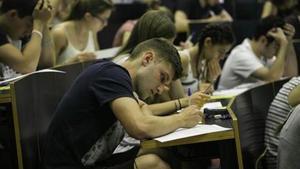 Estudiantes universitarios, realizando un examen