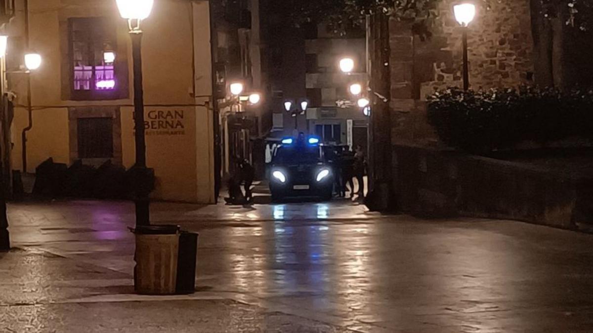 La intervención policial, en la calle del Águila. | M. M.