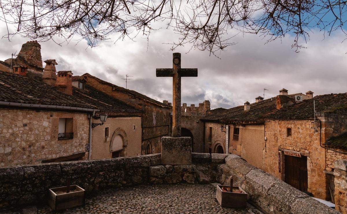 Vista de la entrada a la villa medieval de Maderuelo,  con el Arco de la Villa al fondo, que mantiene elementos originales.