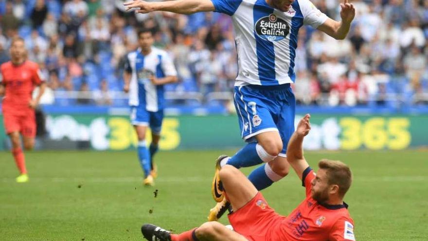 Lucas salta por encima de Illarramendi en una jugada de ataque del Deportivo.