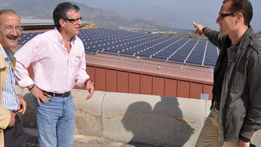 El alcalde Jorge Sedano inspeccionó las placas solares del polideportivo.