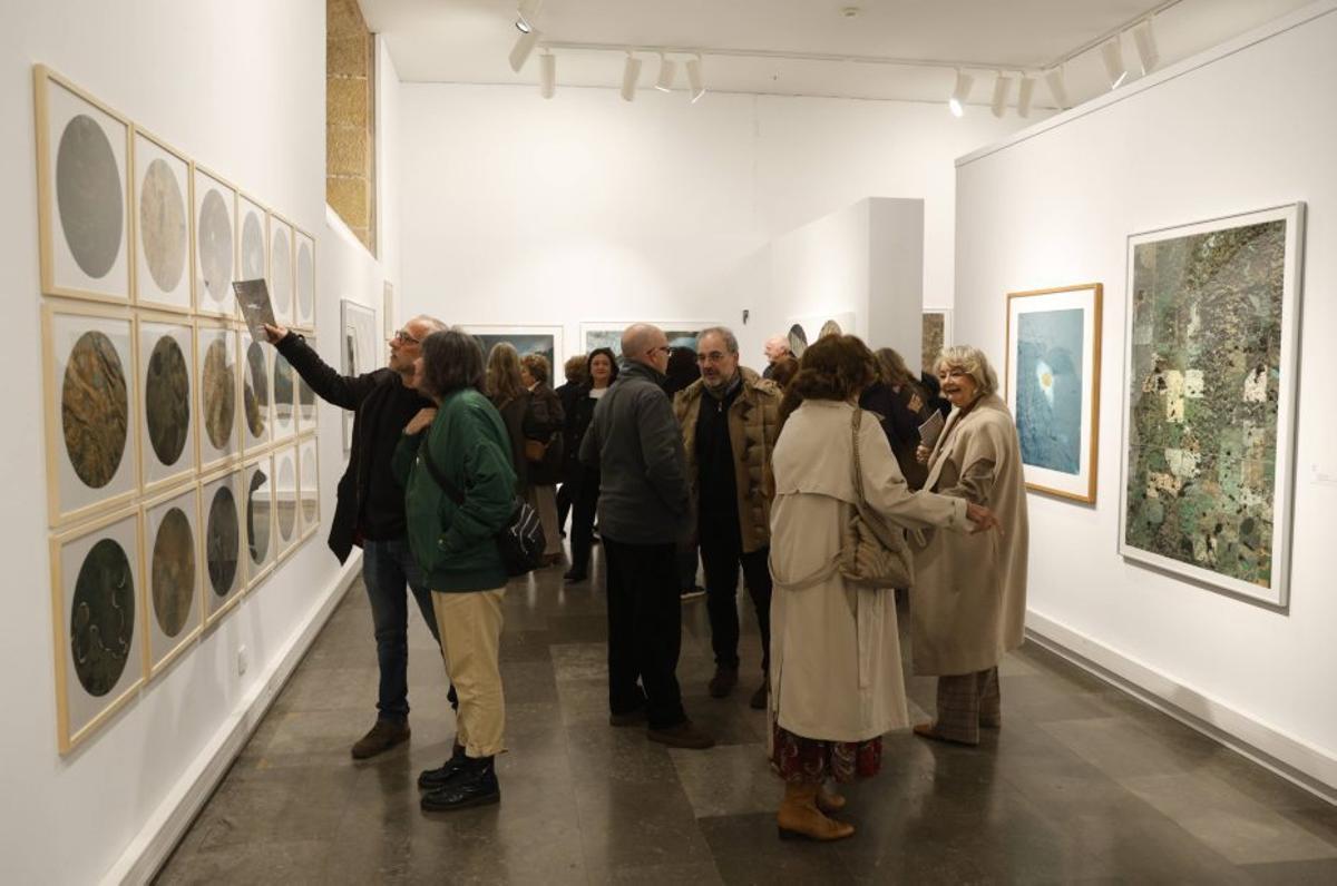 Inauguración de la exposición «Huellas» en la sala de exposiciones del edificio histórico de la Universidad.