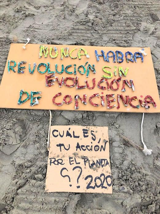 Acción de Extinction Rebellion Ibiza en Platja d'en Bossa