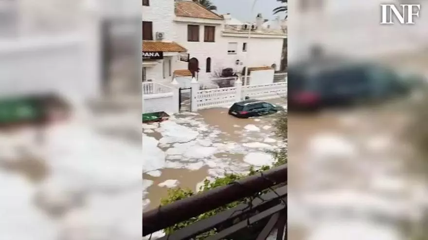 Bloques de hielo de granizo flotando sobre agua acumulada y un muro derribado en Gran Alacant tras el paso de la borrasca Konrad