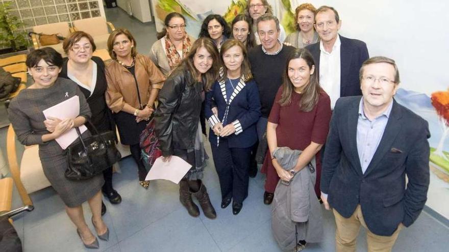 Un mural para humanizar la sala de espera. Desde esta misma semana, las pacientes de la Unidad de Mama del Complexo Hospitalario Universitario de A Coruña (Chuac) pueden disfrutar de un mural pintado por David Garone y Snek en una de las salas de espera del Abente y Lago. &quot;Un paisaje alegre en el que perderse&quot;, comentan sus autores. La iniciativa partió de Carmen Cereijo, supervisora de área del centro. &quot;La pintura ayuda a humanizar los hospitales&quot;, recuerda. En la imagen, parte del equipo de la unidad posa frente al mural.