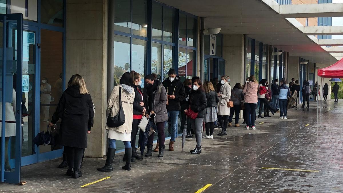 Acceso a la línea de vacunación en el Palacio de Deportes de Murcia