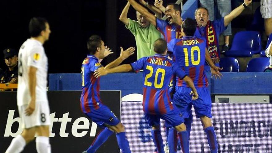 Juanfran celebra con sus compañeros el histórico gol en el Ciutat de València.