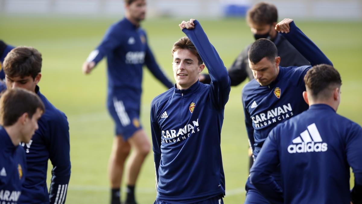 Francés, en un entrenamiento con el Real Zaragoza por delante de Vuckic.