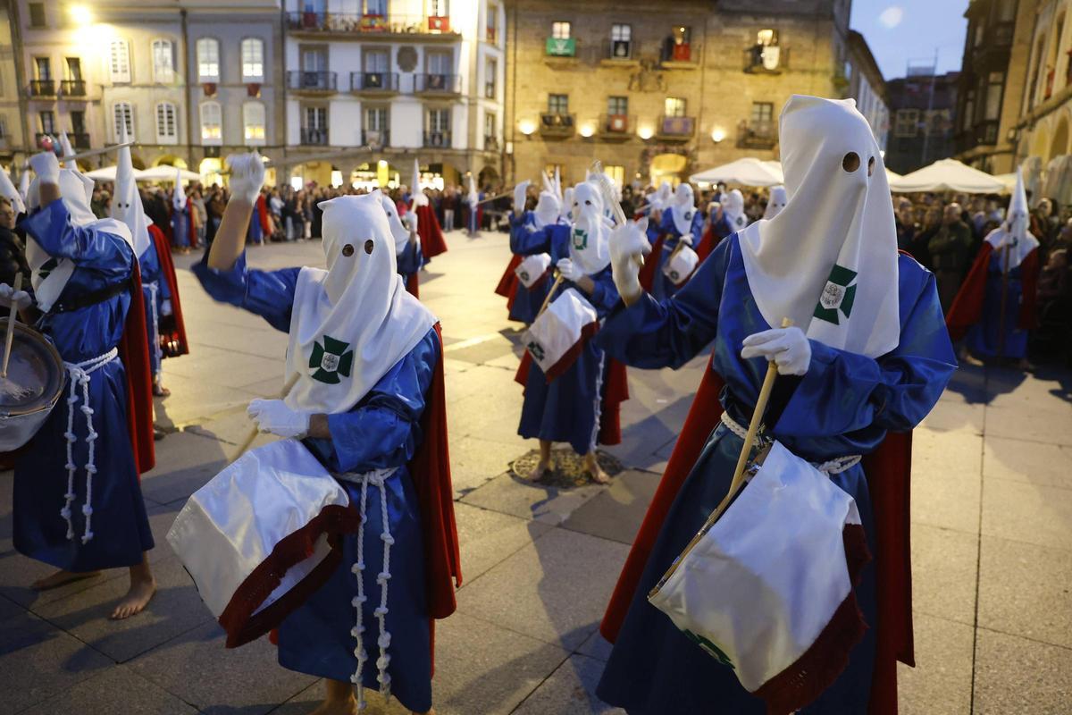 EN IMÁGENES: Avilés, a reventar en la procesión del Silencio