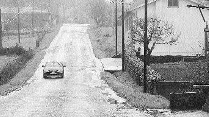 Vista de la carretera Cachafeiro-Vilapouca, objeto de disputa política entre Louro y Louzán.  / Bernabé/patricia f.