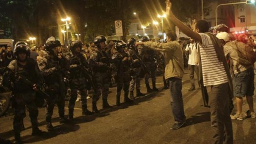 Policía y manifestantes se enfrentan tras la recepción al Papa en Río