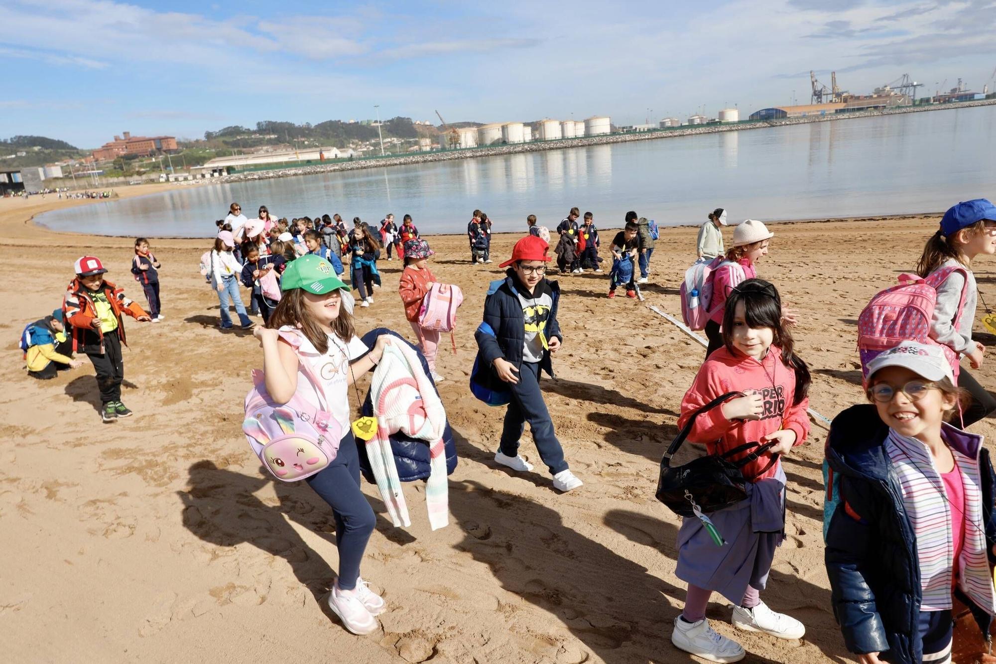 En imágenes: Así fue la actividad del proyecto "SwimSafe" en la playa del Arbeyal, en Gijón