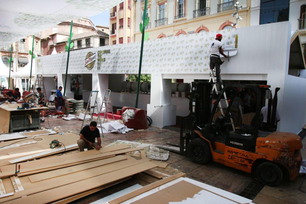 Bares, restaurantes y casetas del Centro Histórico de la ciudad se engalanan y abastecen en las horas previas al inicio de la Feria de Málaga