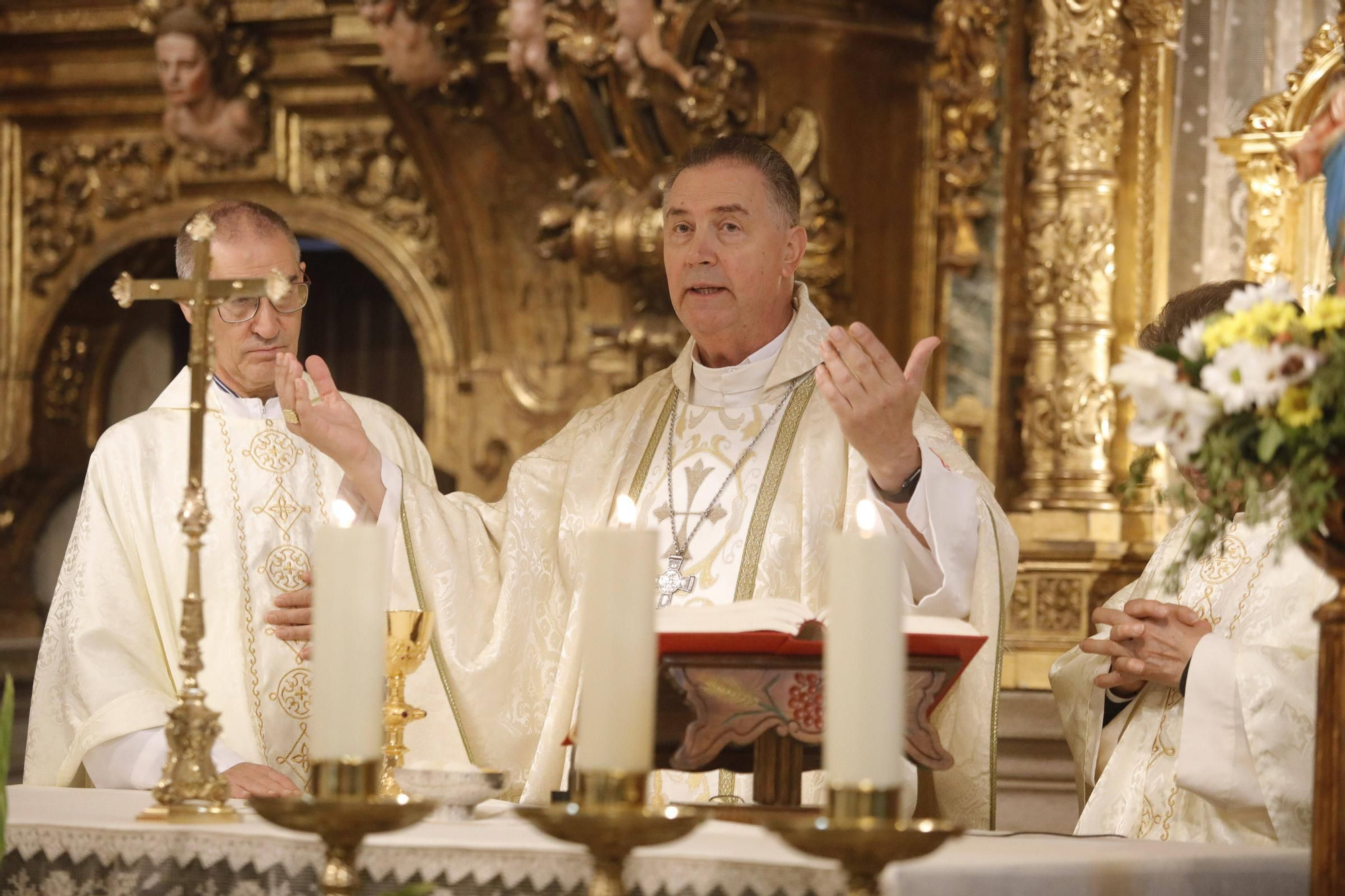 El cardenal Ángel Fernández Artime oficia la primera misa cardenalicia de Gozón en el día de Todos los Santos en la parroquia de Santa María de Luanco